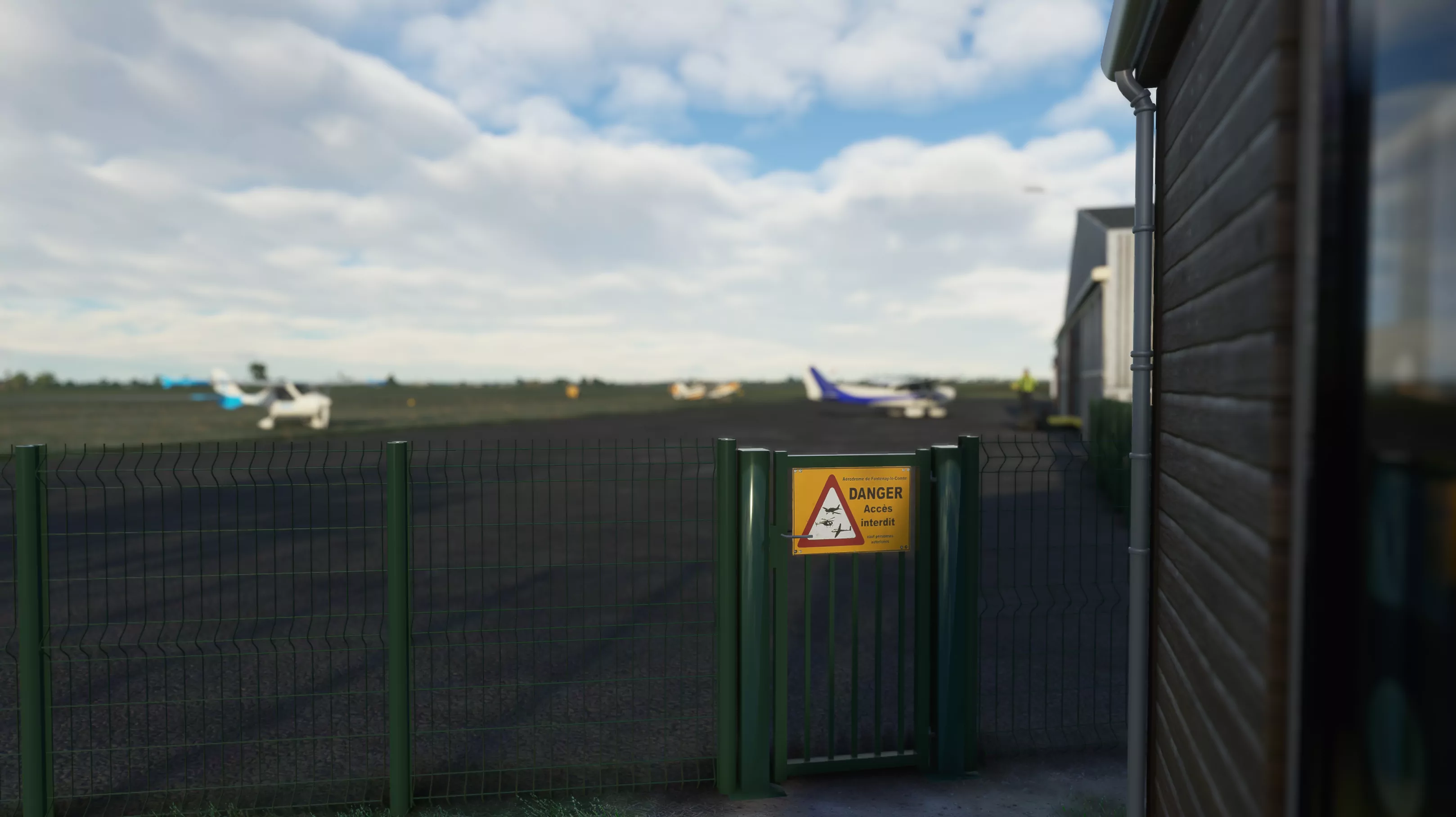 Аэропорт LFFK ( Фонтене-ле-Конт, Франция )